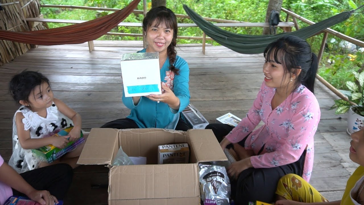 Thùng Quà Vượt Đại Dương lần thứ 4 của chú Hung Vu đã đến nhóm Thôn Nữ Miền Tây