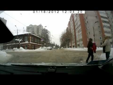 Мамаша потеряла ребенка на дороге! Жесть