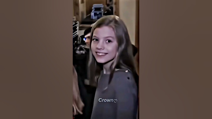 Sofia, she knows where the camera is. She always turns to look👀📷
