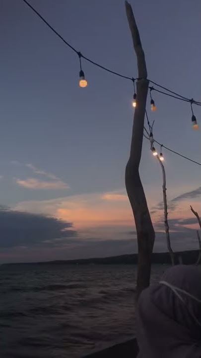 story WhatsApp di laut melihat senja