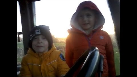 Muck spreading & tractor driving with Jack and Harry