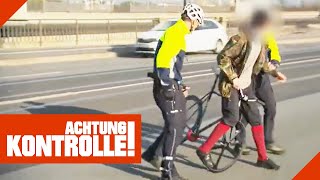 "Du wolltest abhauen" - Polizist zwingt Radfahrer zum Stehenbleiben | Achtung Kontrolle | Kabel Eins