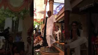 Morari bapu dancing raas garba during his pravachan for hanuman
jayanti 2018 in chitrakut dham, talgajarda (very rare event!) all
rights to bapu's ima...