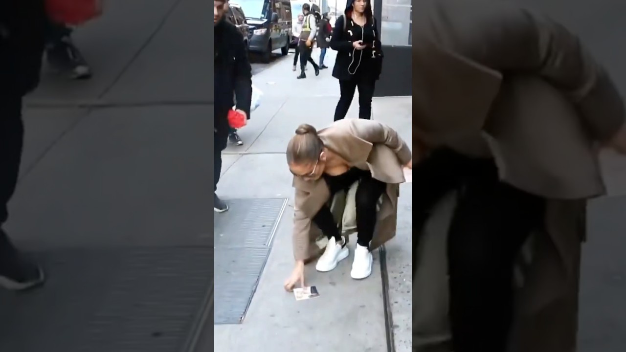 Дженнифер Лопес делает селфи с фанатом 