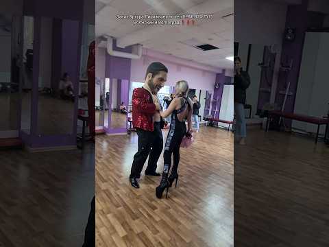 Артур Пирожков поздравил с Днём Рождения 🌹 горячие танцы в зале 🔥 #артурпирожковволжский #ревва
