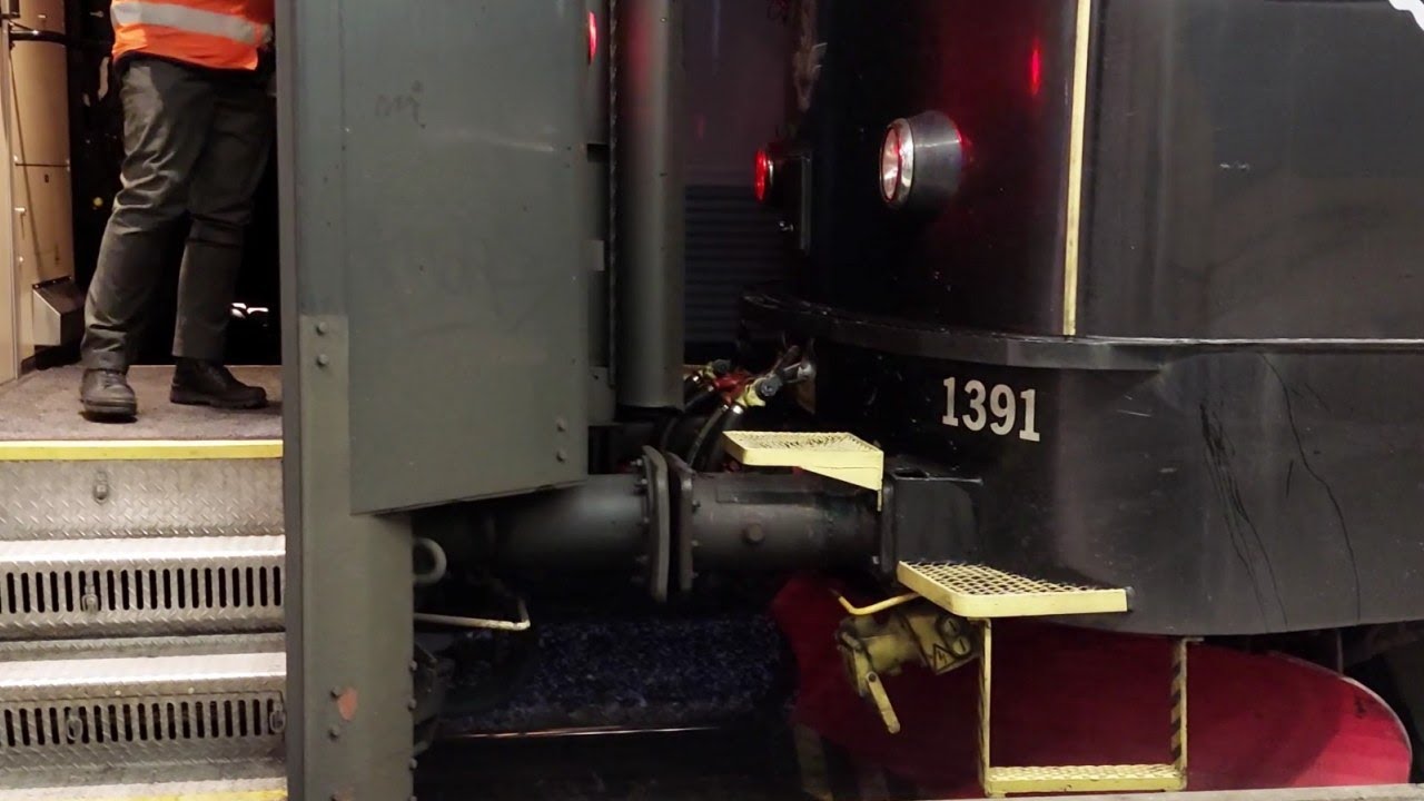 Stockholm Centralstation. Se Rc-lok kopplas till tåg. Procedur vid hopkoppling. Text, subtitles.