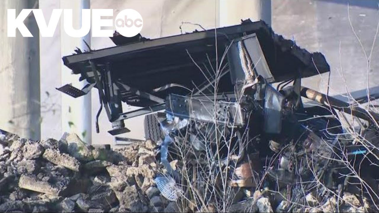 Deadly multi-vehicle crash shuts down I-20 in Dallas - YouTube