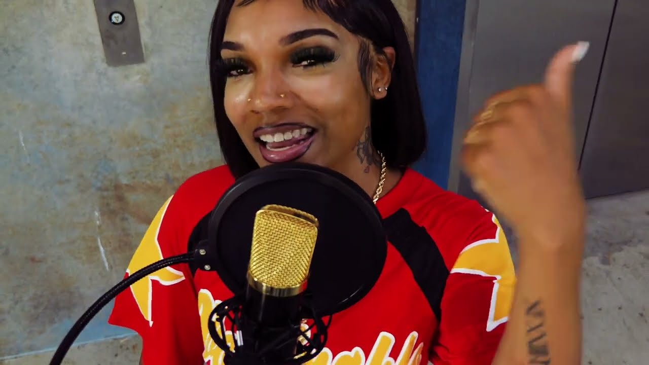 Yonnie - INTRO (Live Performance) | 