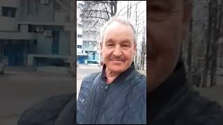 АДЮКОВ ПОЁТ НА УЛИЦЕ ДЛЯ ПОКЛОННИКОВ