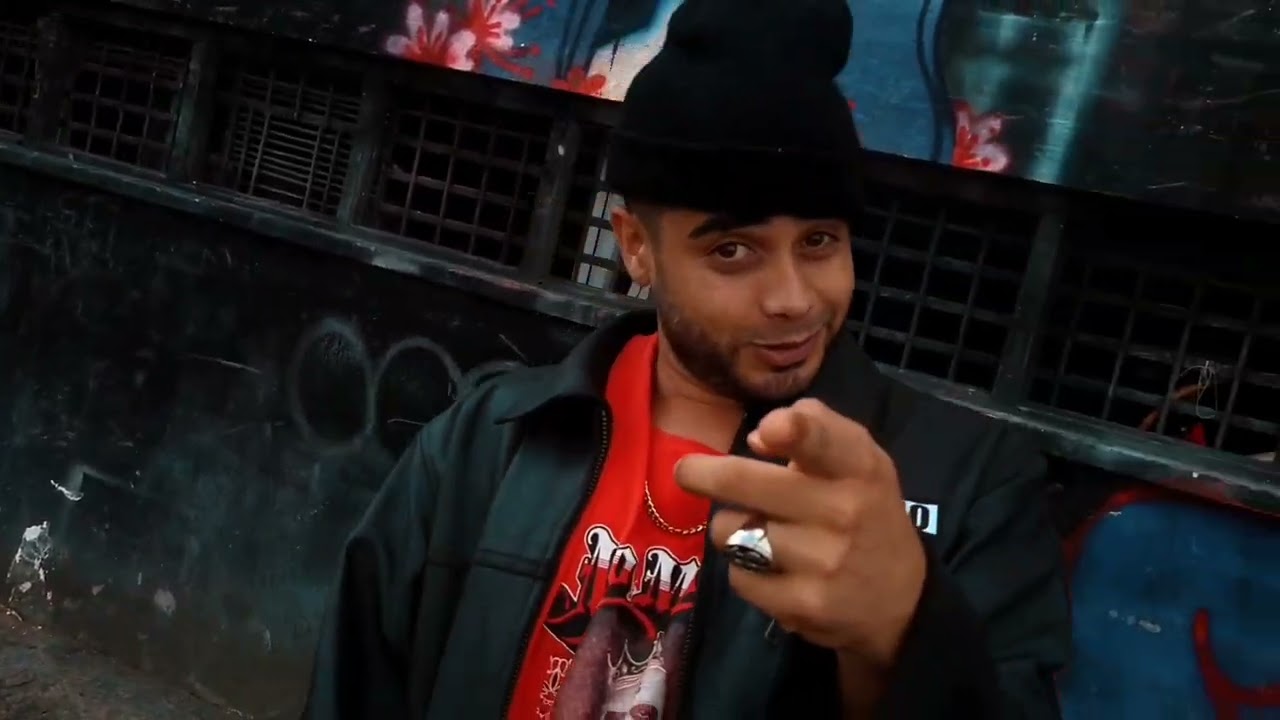 Anónimo "El enigma musical revelado: Descubriendo al talentoso artista detrás de 'Otra Más'"