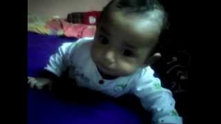 Video Lucu - bayi latihan renang di kasur #2