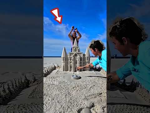 هذا الولد بناء منزل ا رملي في غاية ال جمال على ساحل البحر
