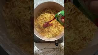 منى بتحب السبايسي وانا لا  #noodles #spicy