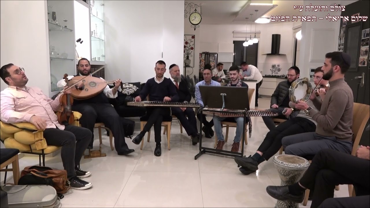 אל אמל דרור יחזקאלי עם המוסיקאי אריאלי כהן אצל הרב יגאל קריספל