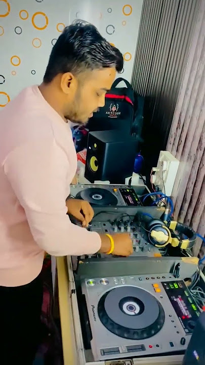 dj mangesh live mixing in studio