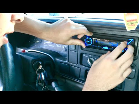 Vídeo: Com es treu el panell de la porta d’un camió Chevy del 1998?