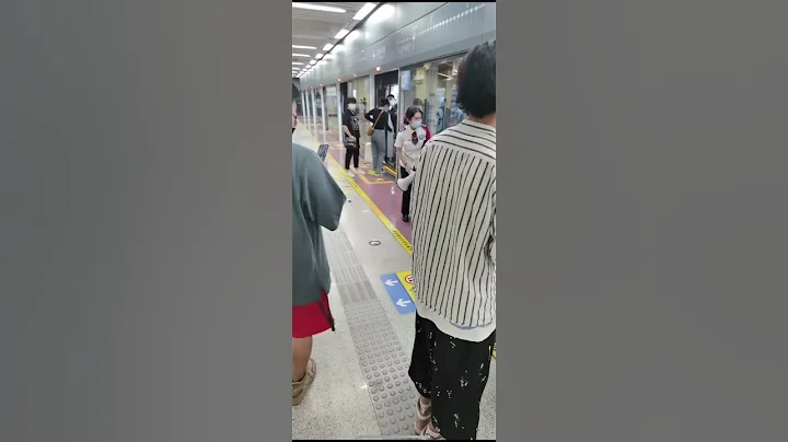西安地铁女孩被扒光衣服露点（警备员が女性を引きずり出した  中国西安市の地下鉄) - 天天要闻