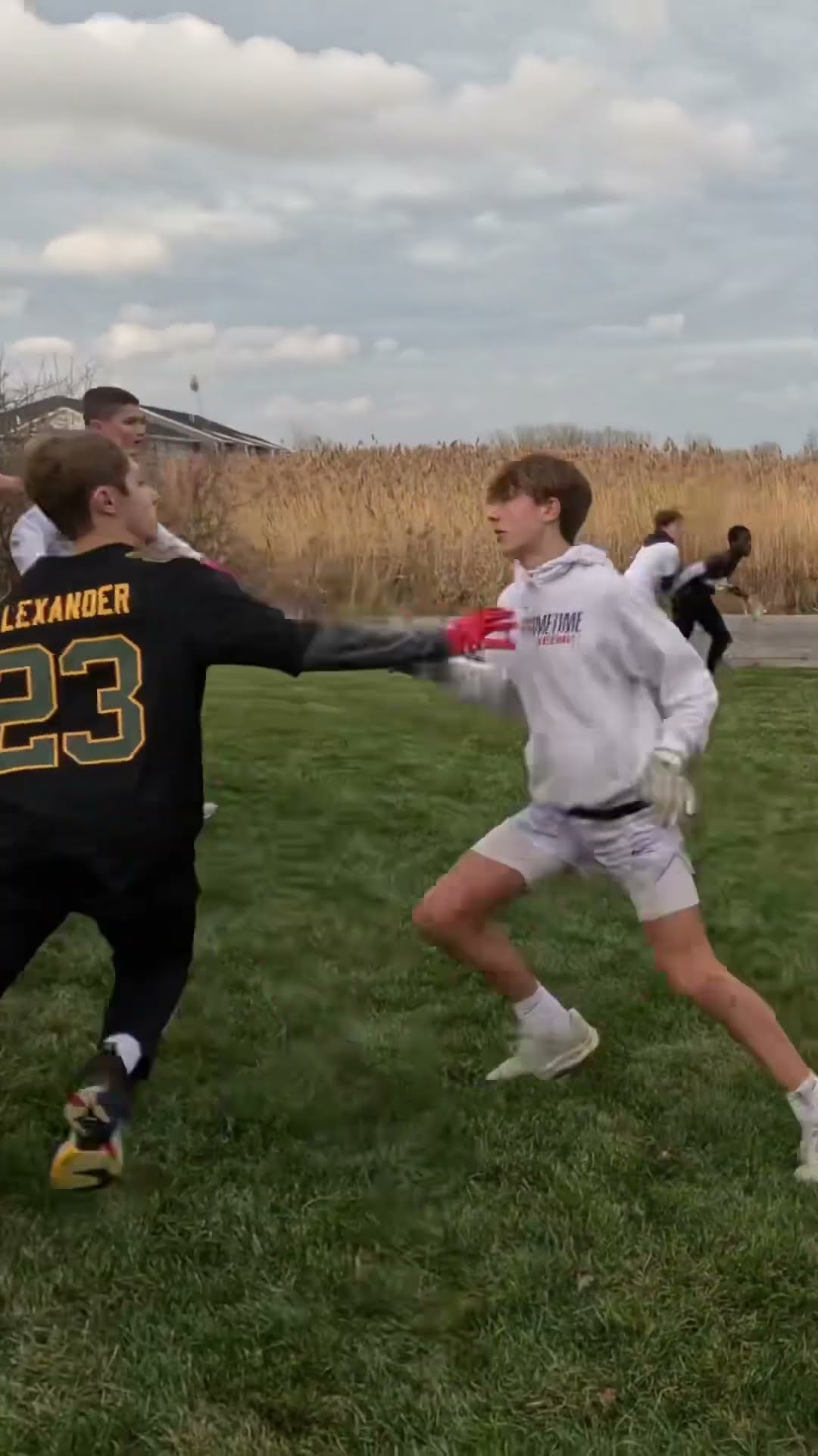 Mason makes the insane one hand catch for the touchdown?!! #sports #shorts #football #nfl #viral