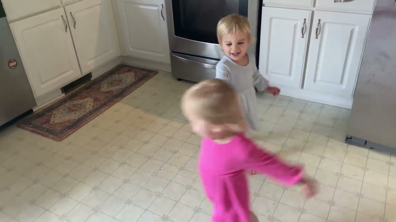 Сестра-близнец кормит ребёнка фруктами