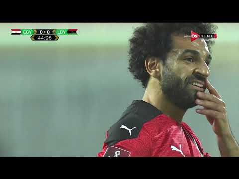 ضربة حرة مباشرة لـ محمد صلاح لاعب منتخب مصر ولكن حارس المنتخب الليبي يتألق