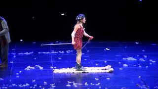 ski contortion act. cirque plume. Anaelle Molinario