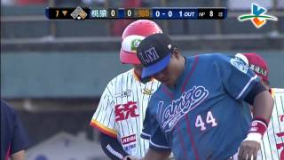 20131005 CPBL 猿VS.獅 1下 鍾承佑以雷射肩擋下 敲出車布邊安打的郭岱琦 只上到一壘 好悶啊!!