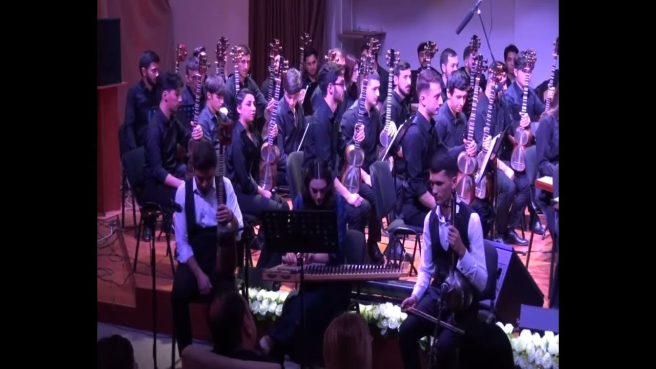 Dirijorluq kafedrası.Ariflər xalq çalğı alətləri orkestrinin hesabatı