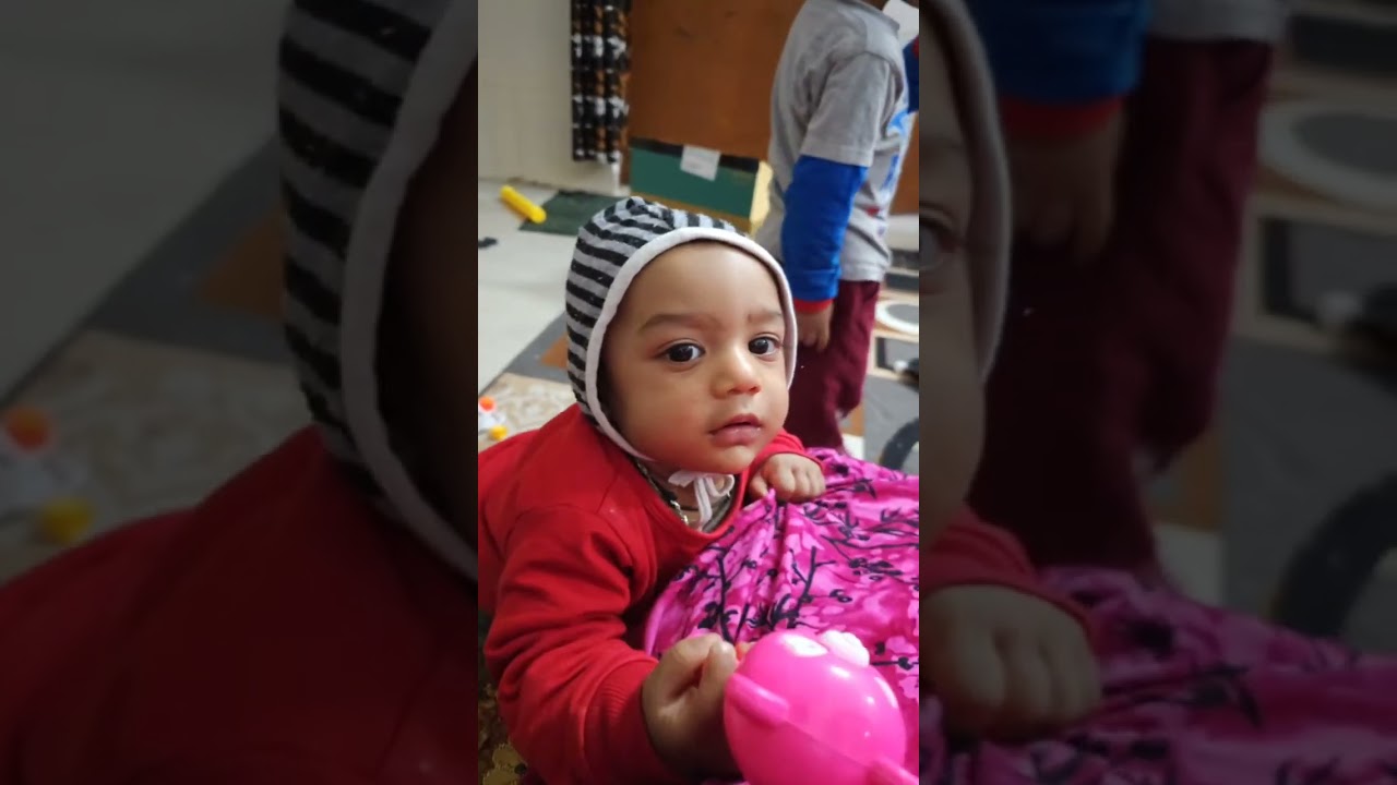 Babies are playing with mom at midnight 