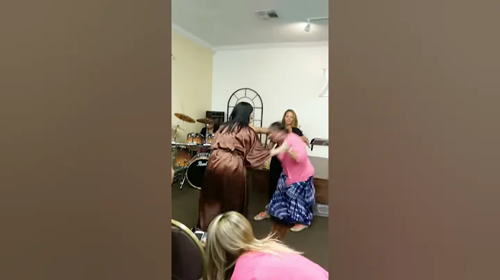Jeannette Aponte ministrando de parte de Dios