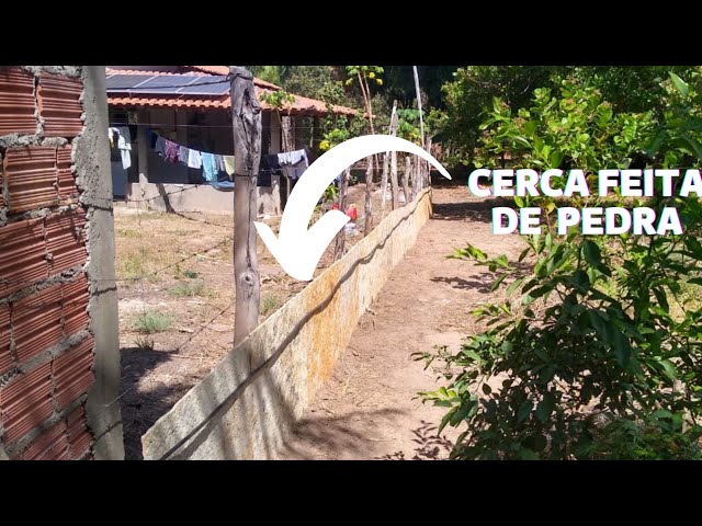 Cerca decorativa de pedra a granel na grade fundo texturizado de uma parede  de pedra com rede de ferro parede de pedra em armação de arame gabião  preenchido com calcário