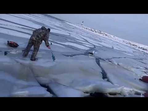 Как волна ломает лёд под рыбаками....   How the wave breaks the ice under the fishermen....