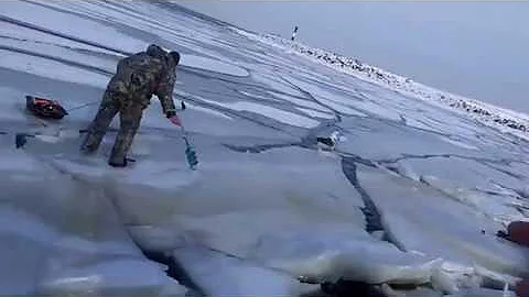 Как волна ломает лёд под рыбаками....   How the wave breaks the ice under the fishermen....
