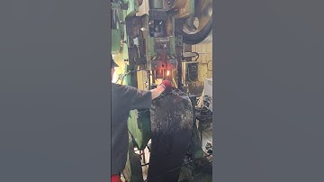 I wonder why the bolt moved in after knocking .#hotforging