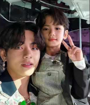 Bts V gifted giant teddy bear π» to child model Lee Dam