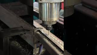 Фрезеровка алюминиевого профиля на фрезерном станке STEP-O-MATIC M3010 #cnc #чпу #cncmachining