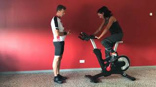 Einstellung Indoor Cycling Bike mit Teilnehmerin