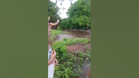 Rio transborda e leva ponte inteira