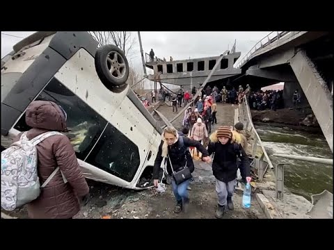 Ukrainians evacuate city near Kyiv by foot