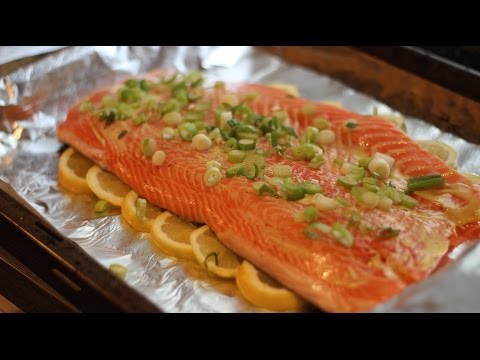 Lachs braten mit Haut und leckerem Gemüse in leichter Sauce - Rezept. 