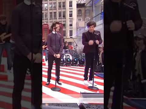 Harry Mocking At Louis' Height | Larry Alert| One Direction