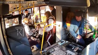 картинка: Пассажирам маршрутки прямо в автобусе пришлось реанимировать погибающую девушку