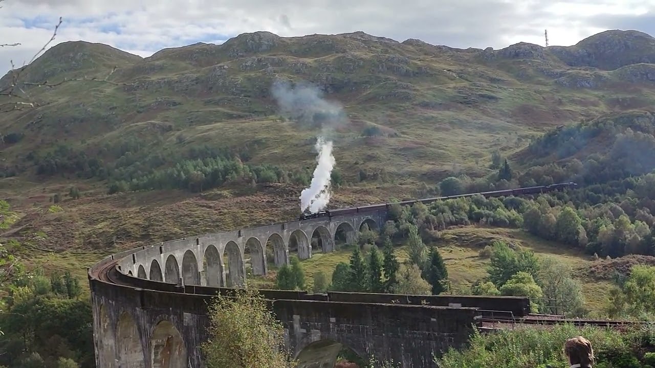 El Tren Expreso de Hogwarts de Escocia sobre el Viaducto de Glenfinnan