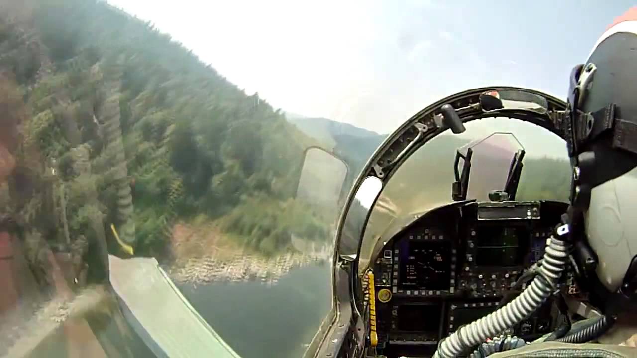 Amazing Extreme Low Flying F A 18 Hornet Youtube