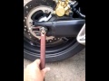 levantar pneu traseiro de moto