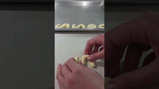 How to shape ghraybeh/shortbread cookies طريقة تشكيل الغريبه