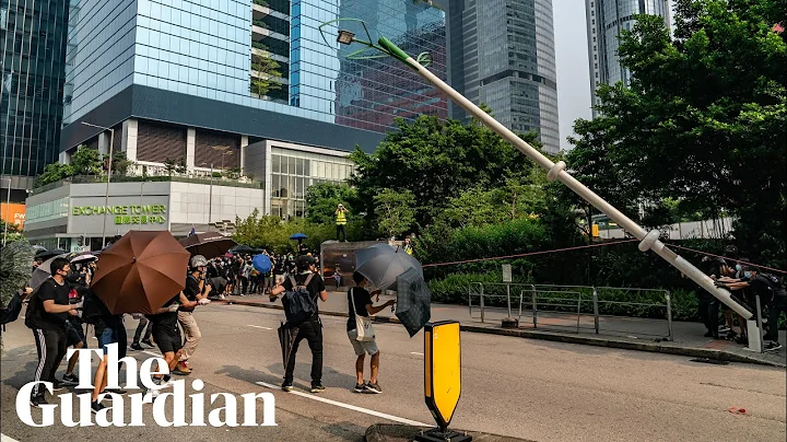 Anti-surveillance protesters tear down 'smart' lamp-post in Hong Kong - DayDayNews