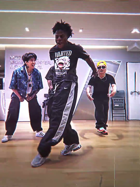 Download lagu ISHOWSPEED DANCE BATTLE 🔥⚡