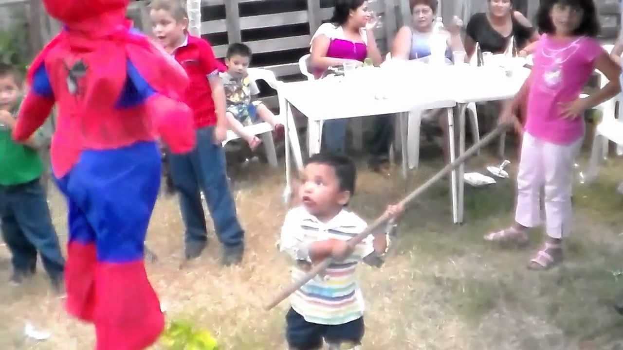Emilianito Ramirez Arellano en su cumpleaños 2 y su piñata de spiderman en la Venta Acapulco