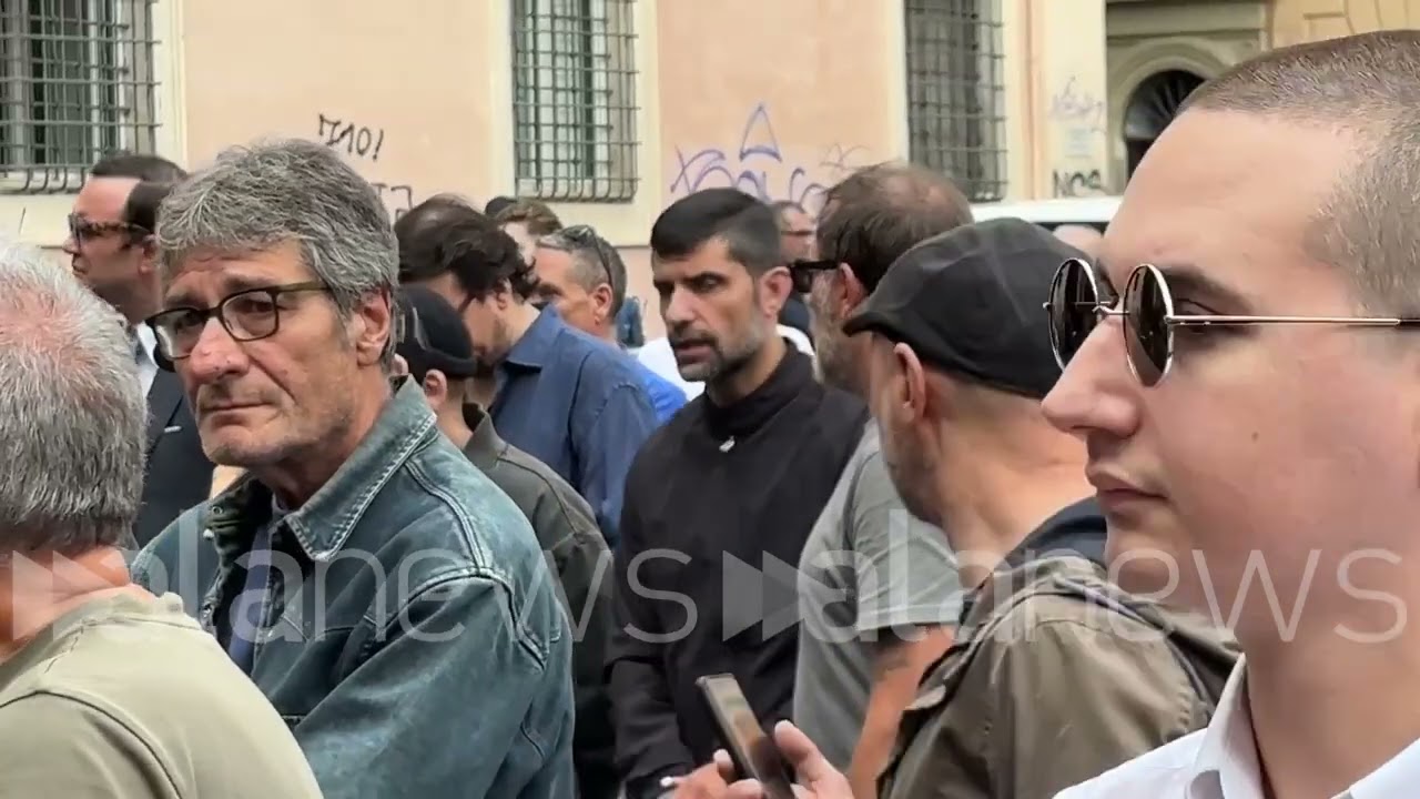 Funerali Adamo Dionisi, tifosi di Lazio e Roma lo omaggiano