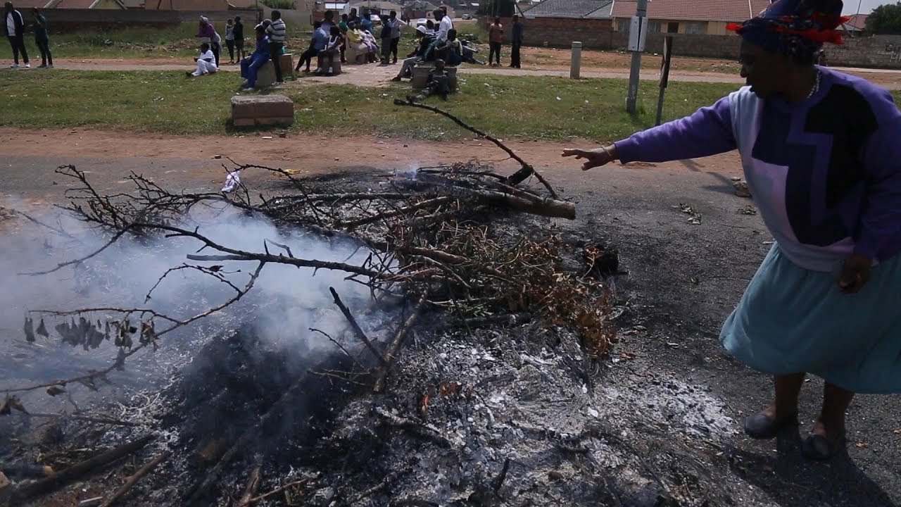 Gauteng rocked by service delivery protests - YouTube